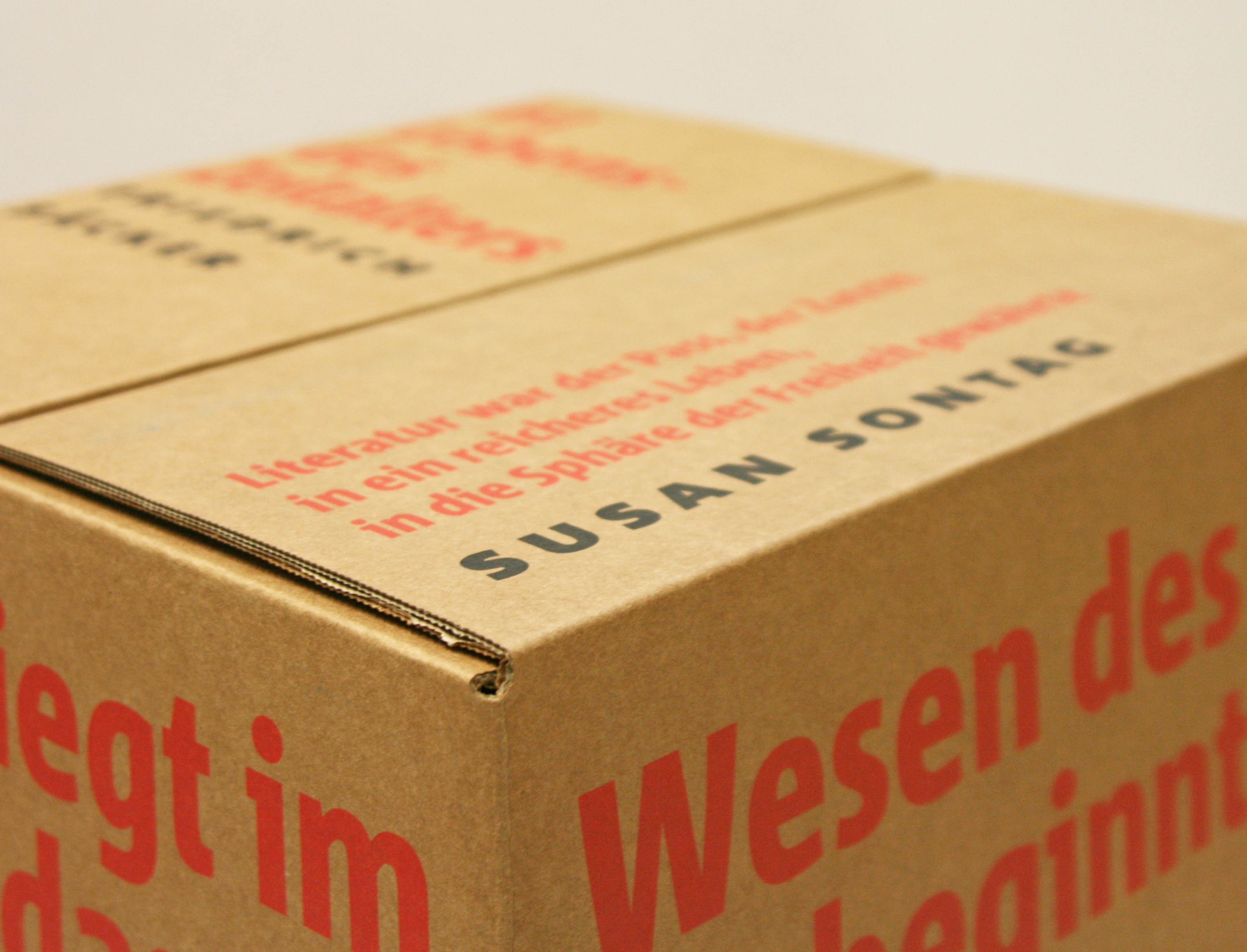 Detailaufnahme von naturbraunem Hocker mit zweifarbigem Druck