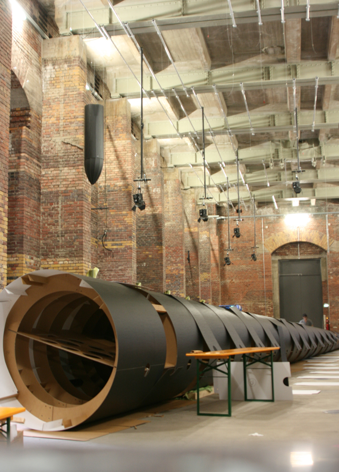 Aufbau von Kanonenrohr aus Pappe für Ausstellung